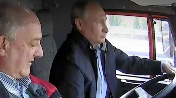 Putin conduce un camión a través del nuevo puente entre Rusia y Crimea Putin conduce un camión a través del nuevo puente entre Rusia y Crimea