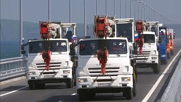 Putin camionista inaugura il ponte di Crimea Putin camionista inaugura il ponte di Crimea