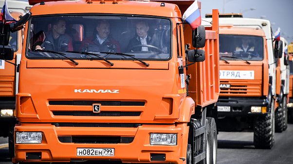 Εγκαίνια στη γέφυρα Κριμαία-Κράσνονταρ με τον Πούτιν στο... τιμόνι Εγκαίνια στη γέφυρα Κριμαία-Κράσνονταρ με τον Πούτιν στο... τιμόνι