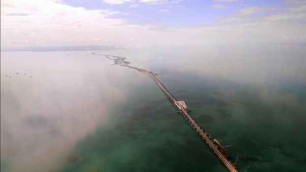 Putin inaugura el puente que une Crimea con Rusia al volante de un camión Putin inaugura el puente que une Crimea con Rusia al volante de un camión