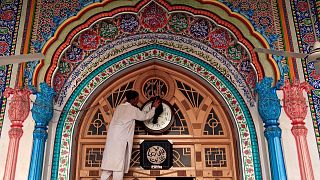 شخص داخل المسجد الكبير في باكستان