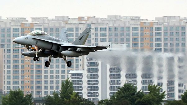 Ein Kampfjet vor Häuserkulisse. Ein Kampfjet vor Häuserkulisse.
