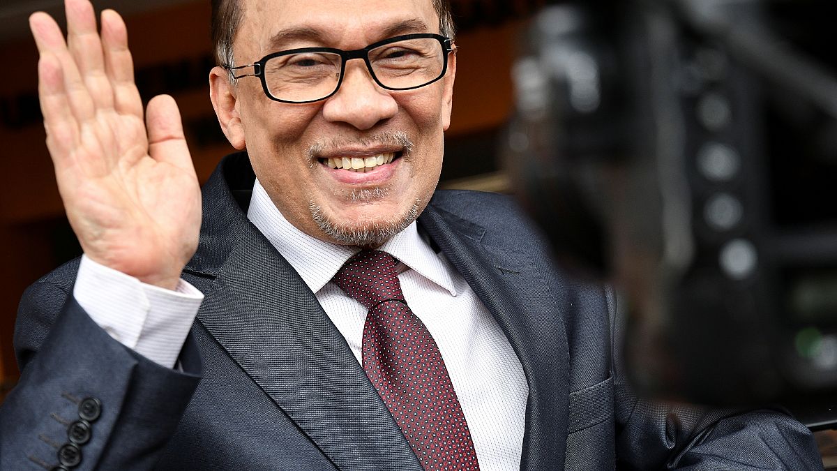 لحظة إطلاق سراح رئيس وزراء ماليزيا السابق أنور إبراهيم من السجن