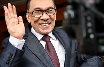 لحظة إطلاق سراح رئيس وزراء ماليزيا السابق أنور إبراهيم من السجن