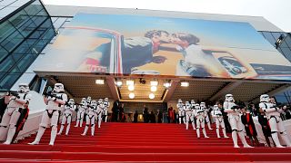 Stormtrooper bewachen rechts und links den Roten Teppich in Cannes