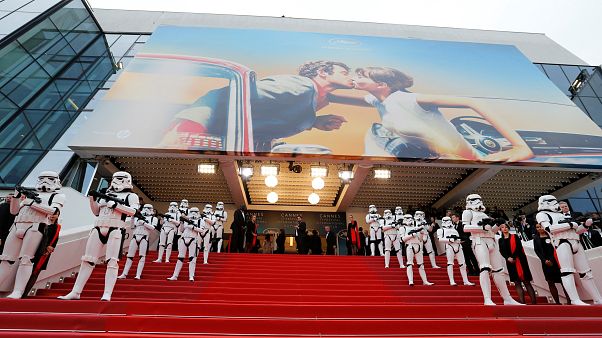 Stormtrooper bewachen rechts und links den Roten Teppich in Cannes Stormtrooper bewachen rechts und links den Roten Teppich in Cannes