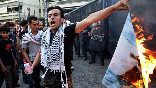 Παλαιστίνιοι έκαψαν σημαίες μπροστά από την πρεσβεία του Ισραήλ