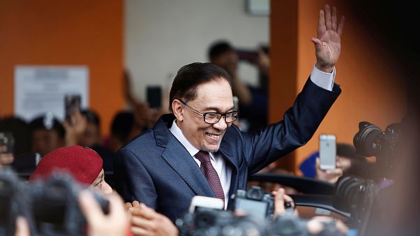 Anwar Ibrahim grüßt nach seiner Freilassung Anwar Ibrahim grüßt nach seiner Freilassung
