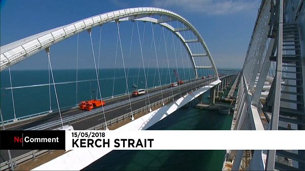 Vladimir Poutine inaugure le nouveau pont reliant la Crimée à la Russie... en camion Vladimir Poutine inaugure le nouveau pont reliant la Crimée à la Russie... en camion