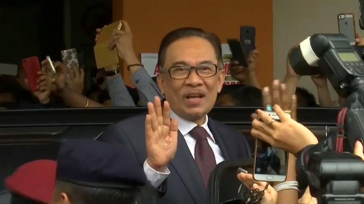 Opositor malaio libertado depois de perdão real