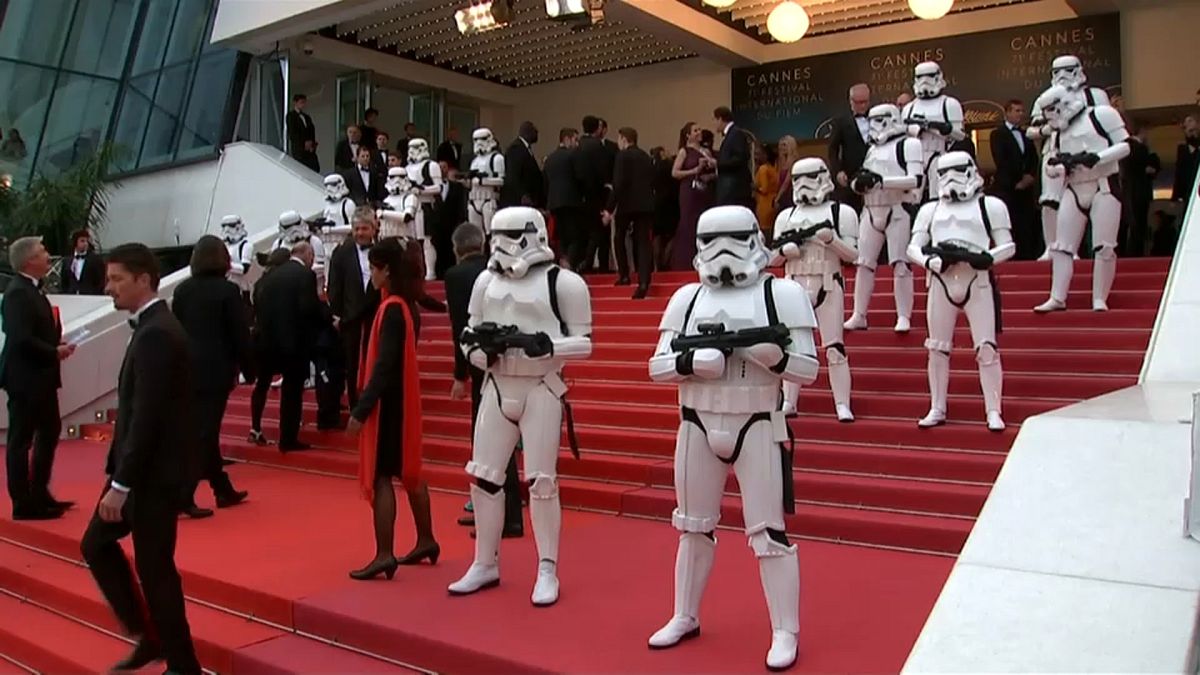 Cannes, misure eccezionali per la proiezione di 'Solo: a star war story'. Sul red carpet le Storm Trooper