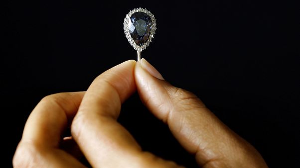 عارضة تمسك بألماسة فيرنيزي في دار سوذبيز للمزادات عارضة تمسك بألماسة فيرنيزي في دار سوذبيز للمزادات