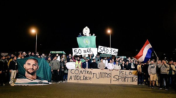 Οπαδοί «έδειραν» τους ποδοσφαιριστές της Σπόρτινγκ Οπαδοί «έδειραν» τους ποδοσφαιριστές της Σπόρτινγκ