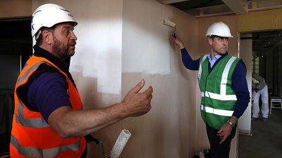 "Гренфелл-тауэр": Принц Уильям помогает строителям