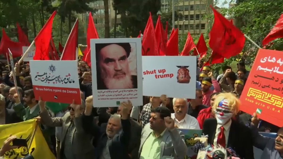إيرانيون يحتجون أمام السفارة الأمريكية في طهران تضامنا مع الفلسطينيين