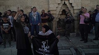 قوات إسرائيلية تفرق محتجين فلسطينيين أمام باب العامود في القدس
