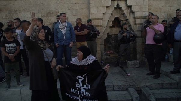 قوات إسرائيلية تفرق محتجين فلسطينيين أمام باب العامود في القدس قوات إسرائيلية تفرق محتجين فلسطينيين أمام باب العامود في القدس