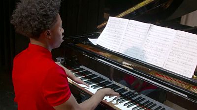 پیانیست معلول آمریکایی با چهار انگشت دنیا را مبهوت موسیقی خود می‌کند