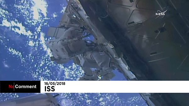Astronautas passeiam fora da Estação Espacial Internacional Astronautas passeiam fora da Estação Espacial Internacional
