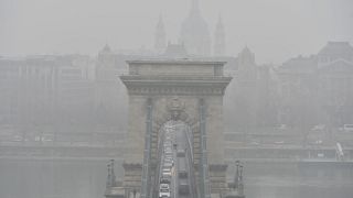 Gépjárművek a szmogos, ködös időben a Lánchídon 2017. február 15-én