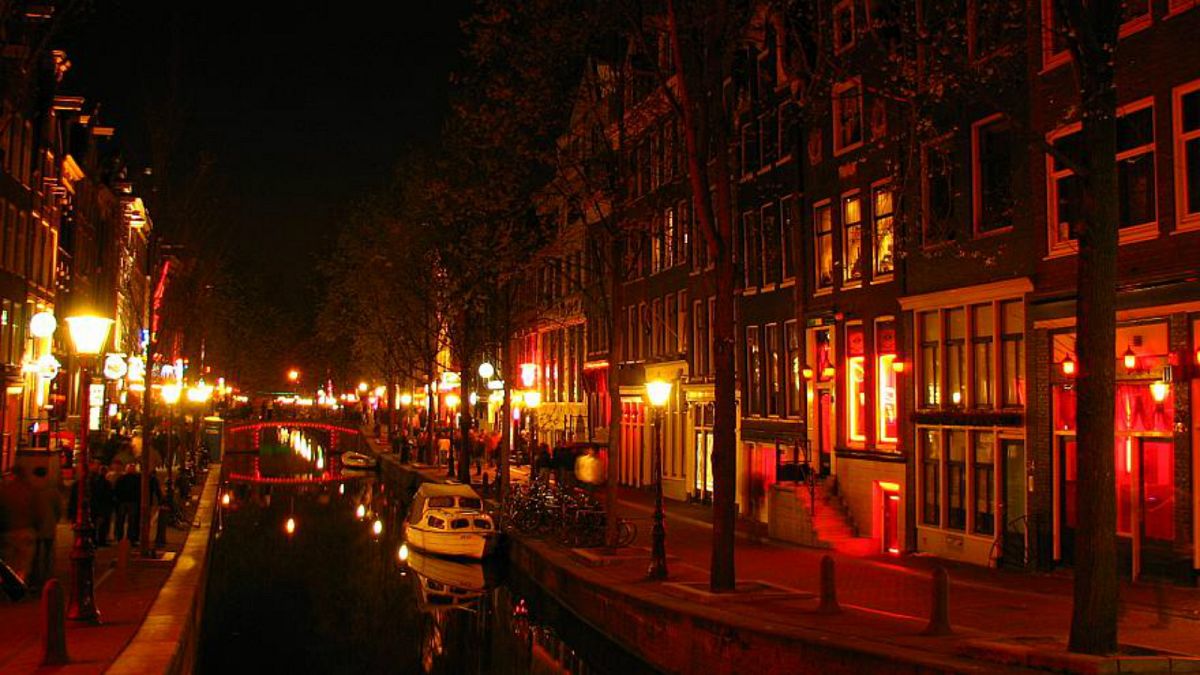أمستردام تسعى للحد من تدفق السياح بسبب استياء المواطنين