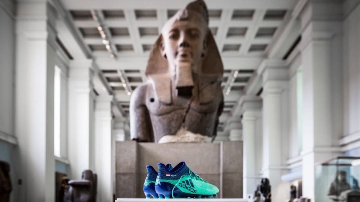 المتحف البريطاني يعرض حذاء محمد صلاح بقسم الآثار المصرية