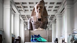 المتحف البريطاني يعرض حذاء محمد صلاح بقسم الآثار المصرية