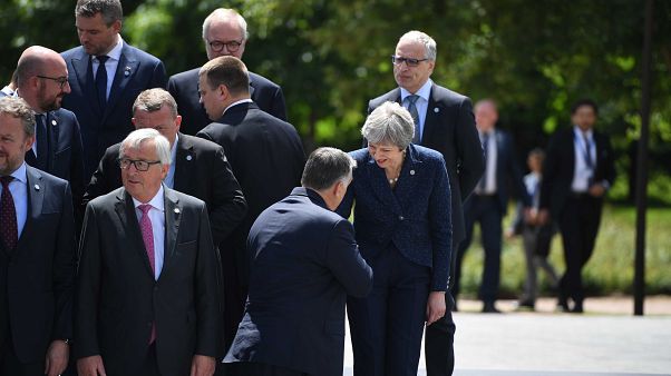 Családi fotó Orbán Viktor magyar és Theresa May brit kormányfő kézfogásával Családi fotó Orbán Viktor magyar és Theresa May brit kormányfő kézfogásával