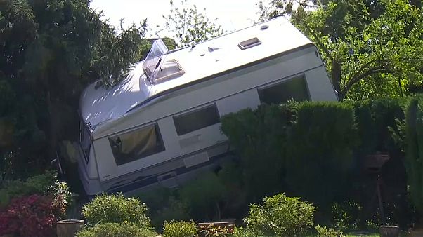Video zeigt Horror-Tornado: Wohnwagen im Baum Video zeigt Horror-Tornado: Wohnwagen im Baum