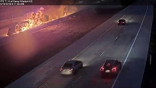 Espectacular incendio de un camión en una autopista de Texas
