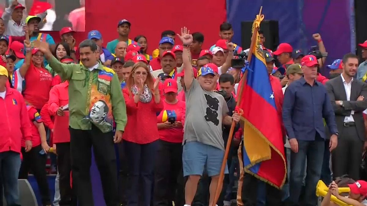 El 'soldado' Maradona respalda a Maduro en su cierre de campaña 