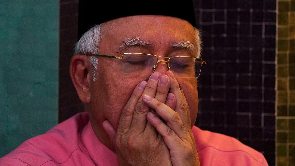 کشف ده‌ها گونی پول و جواهر در آپارتمان شخصی نخست‌وزیر سابق مالزی