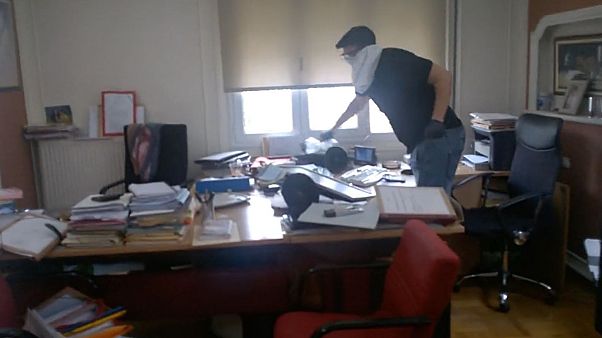 Βίντεο σοκ από την επίθεση του «Ρουβίκωνα» σε συμβολαιογραφείο στα Εξάρχεια Βίντεο σοκ από την επίθεση του «Ρουβίκωνα» σε συμβολαιογραφείο στα Εξάρχεια