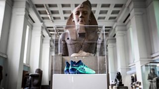 المتحف البريطاني يعرض حذاء لاعب ليفربول المخضرم محمد صلاح