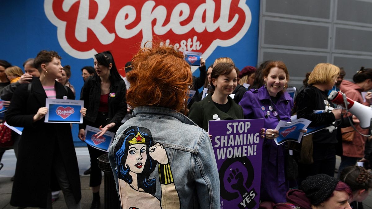 ايرلندا: قبيل الاستفتاء، حرب دعائية بين الموالين والمناهضين لإلغاء التعديل الثامن ورفع الحظر عن الإجهاض 