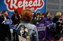 ايرلندا: قبيل الاستفتاء، حرب دعائية بين الموالين والمناهضين لإلغاء التعديل الثامن ورفع الحظر عن الإجهاض