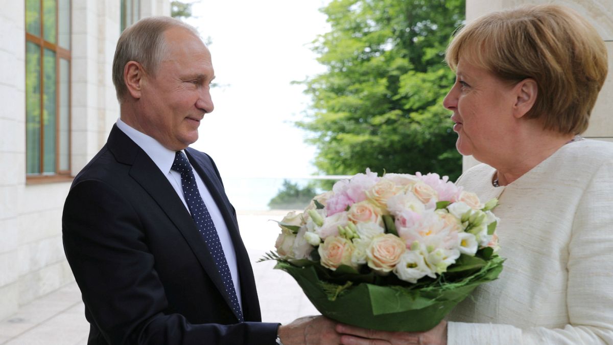 Putin e Merkel ultrapassam divergências em prol de economia forte