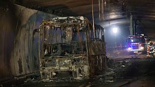 Schweiz: Deutscher Reisebus brennt aus