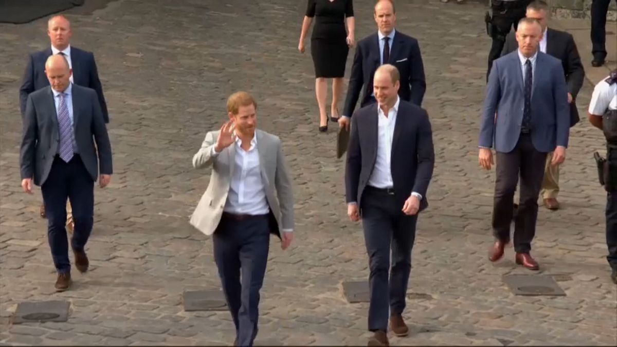 خاندان سلطنتی بریتانیا؛ شاهزاده هری در آستانه مراسم ازدواجش با علاقمندان دیدار کرد