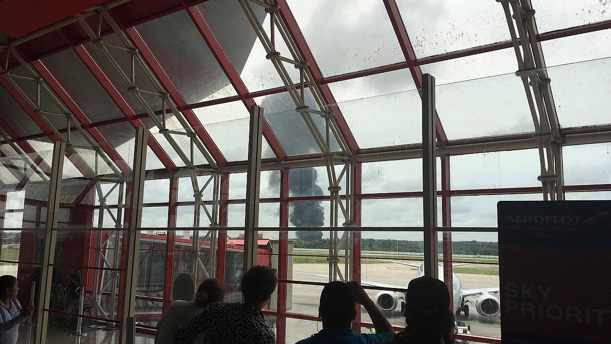 Rauchsäule steigt auf aus Sicht des Flughafenterminals