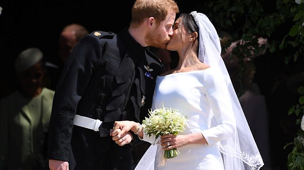 Le baiser du couple Harry-Meghan à la sortie de l'office religieux. Le baiser du couple Harry-Meghan à la sortie de l'office religieux.