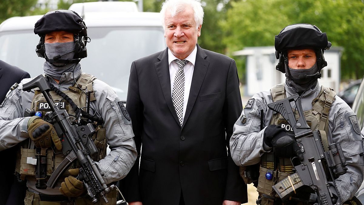 وزير الداخلية الألماني يريد ترحيل الحارس السابق لبن لادن 