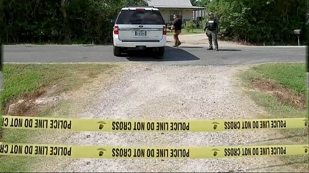 Gelbes Absperrband der US-Polizei, dahinter ein weißes Polizeiauto Gelbes Absperrband der US-Polizei, dahinter ein weißes Polizeiauto