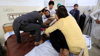 Un uomo ferito nell'attacco riceve cure mediche in un ospedale di Jalalabad
