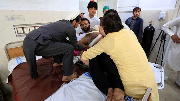 Un uomo ferito nell'attacco riceve cure mediche in un ospedale di Jalalabad Un uomo ferito nell'attacco riceve cure mediche in un ospedale di Jalalabad