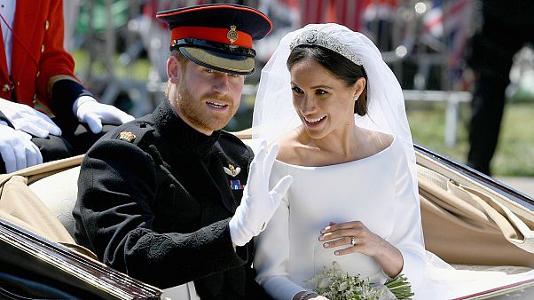 Geschafft! Meghan und Harry nach der Trauung auf der Fahrt durch Windsor Geschafft! Meghan und Harry nach der Trauung auf der Fahrt durch Windsor