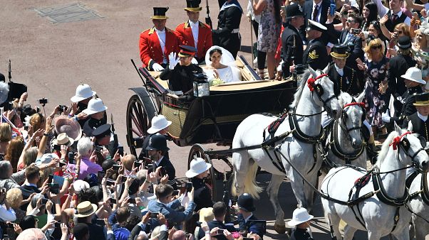 Kraliyet düğününe şahit olmak isteyen on binler Windsor'a akın etti Kraliyet düğününe şahit olmak isteyen on binler Windsor'a akın etti