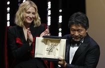 Jury-Chefin Cate Blanchett mit dem Preisträger