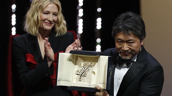 Jury-Chefin Cate Blanchett mit dem Preisträger Jury-Chefin Cate Blanchett mit dem Preisträger