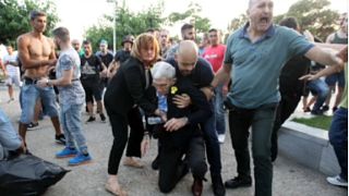 شاهد: عمدة ثاني أكبر مدن اليونان يتعرض للاعتداء والضرب على يد متطرفين